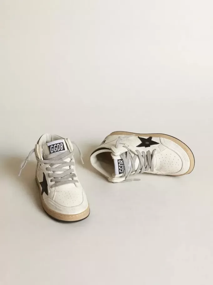 Young Sky-Star aus weißem Nappaleder mit schwarzem Stern und Fersenlasche