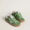 Young Super-Star aus grünem Wildleder mit babyblauem Stern und Fersenlasche Young Super-Star aus grünem Wildleder mit babyblauem Stern und Fersenlasche