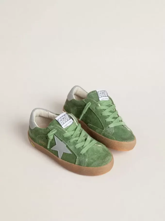 Young Super-Star aus grünem Wildleder mit babyblauem Stern und Fersenlasche Young Super-Star aus grünem Wildleder mit babyblauem Stern und Fersenlasche