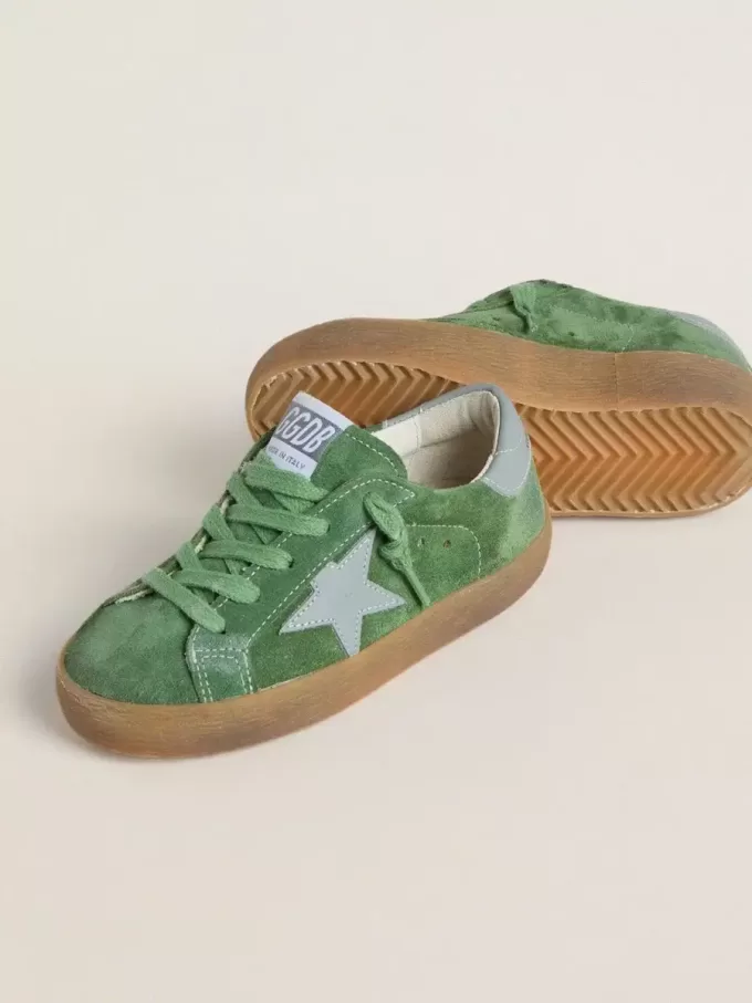 Young Super-Star aus grünem Wildleder mit babyblauem Stern und Fersenlasche Young Super-Star aus grünem Wildleder mit babyblauem Stern und Fersenlasche