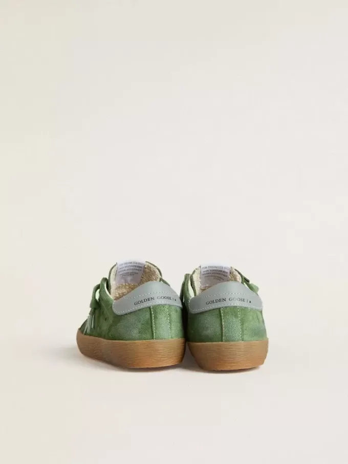 Young Super-Star aus grünem Wildleder mit babyblauem Stern und Fersenlasche Young Super-Star aus grünem Wildleder mit babyblauem Stern und Fersenlasche