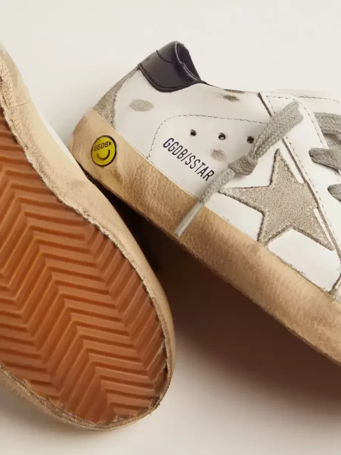 Junior Super-Star mit eisgrauem Wildlederstern und marineblauer Lederferse