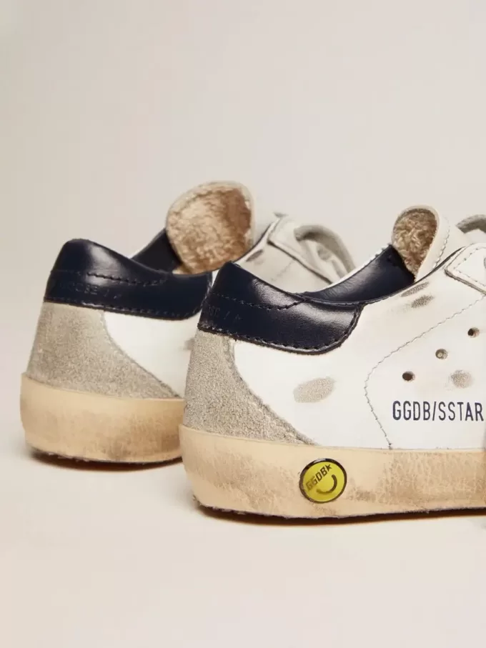 Junior Super-Star mit eisgrauem Wildlederstern und marineblauer Lederferse