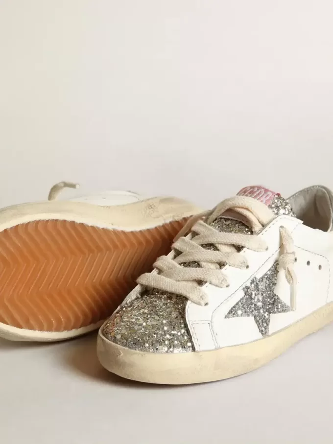 Young Super-Star mit silbernem Glitzerstern und platinfarbener Zunge