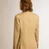 Zweireihiger Damenblazer in Sandfarbe mit goldenen Wappenknöpfen