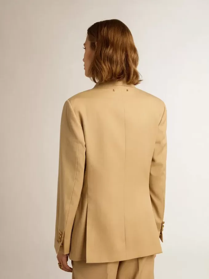 Zweireihiger Damenblazer in Sandfarbe mit goldenen Wappenknöpfen