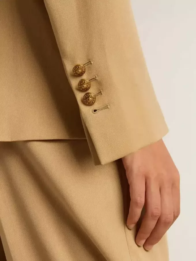 Zweireihiger Damenblazer in Sandfarbe mit goldenen Wappenknöpfen