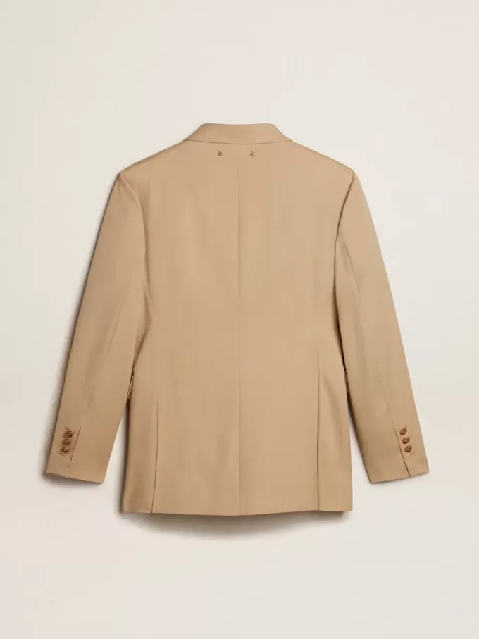Zweireihiger Damenblazer in Sandfarbe mit goldenen Wappenknöpfen